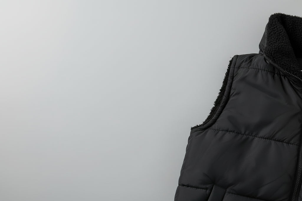 מעיל וסט שחור בשילוב קפוצ'ון